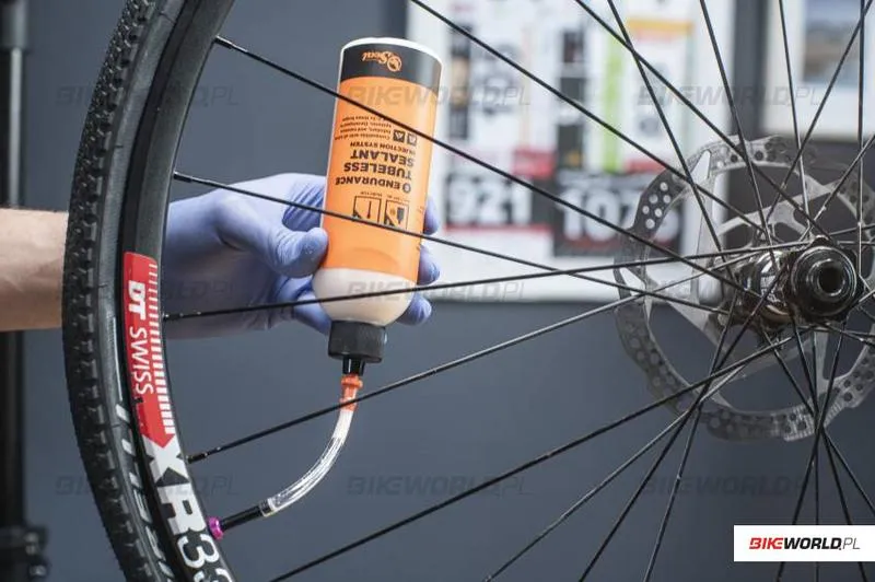 Dętka w oponie bezdętkowej – czy to możliwe w rowerze?