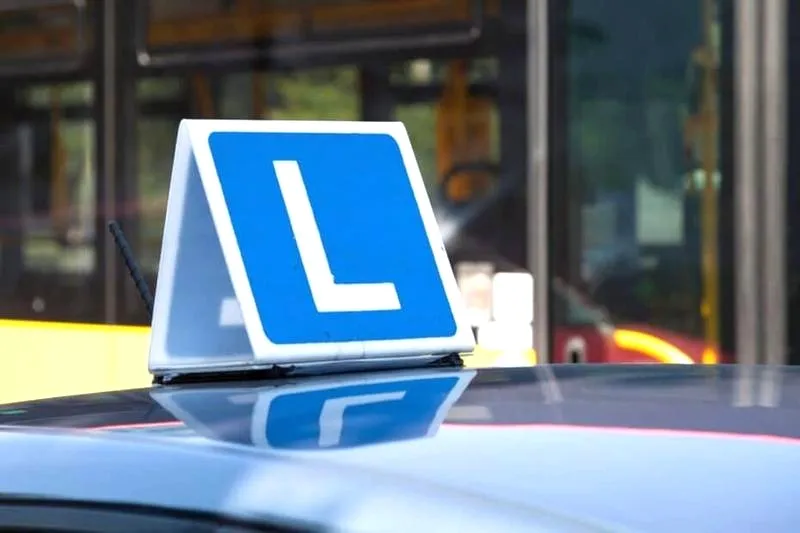 Ile przed 18. rokiem życia można rozpocząć naukę jazdy?