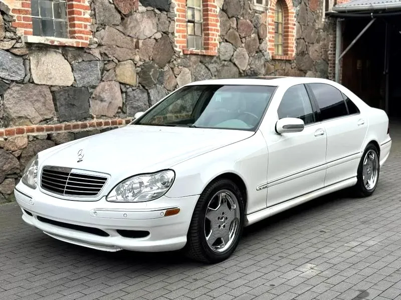 Jak łatwo otworzyć bagażnik w Mercedesie W220?