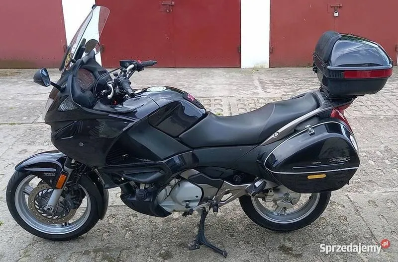 Jaką ilość oleju do silnika w Honda Deauville 700 warto stosować?