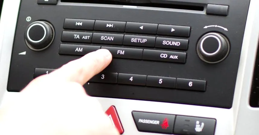 Praktyczny poradnik, jak zamontować Bluetooth w samochodzie krok po kroku