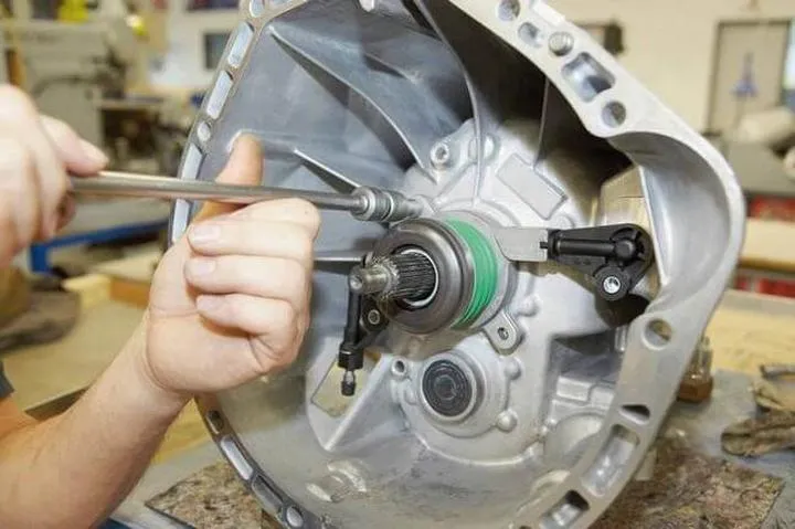 Zrozumienie działania wysprzęglika sprzęgła – klucz do płynnej jazdy