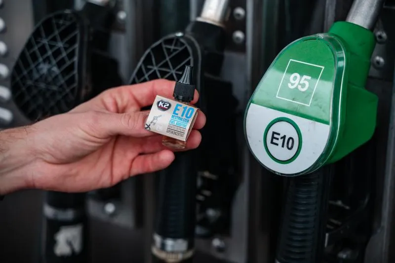 Benzyna E10