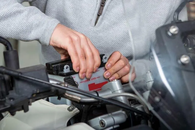 Bezpieczne podłączanie akumulatora