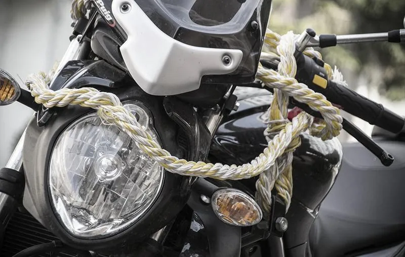 Holowanie motocykla samochodem