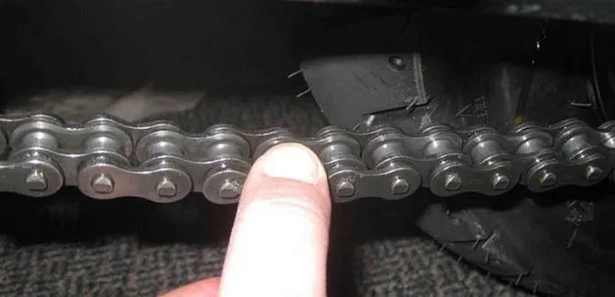 Naciąganie łańcucha motocyklowego